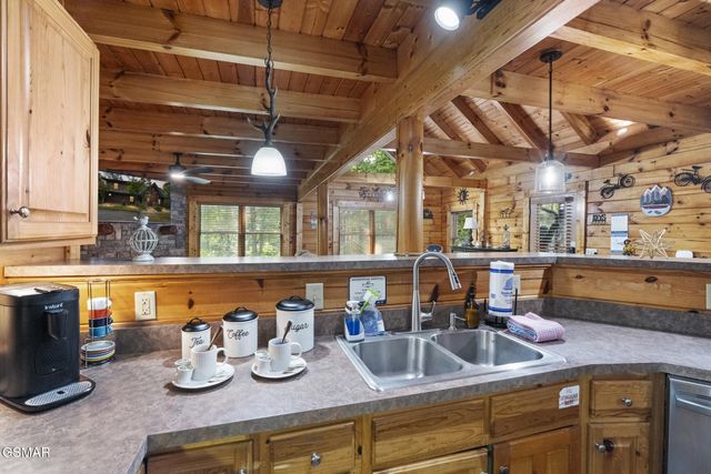 635 Gatlinburg Falls Way, Gatlinburg, TN 37738