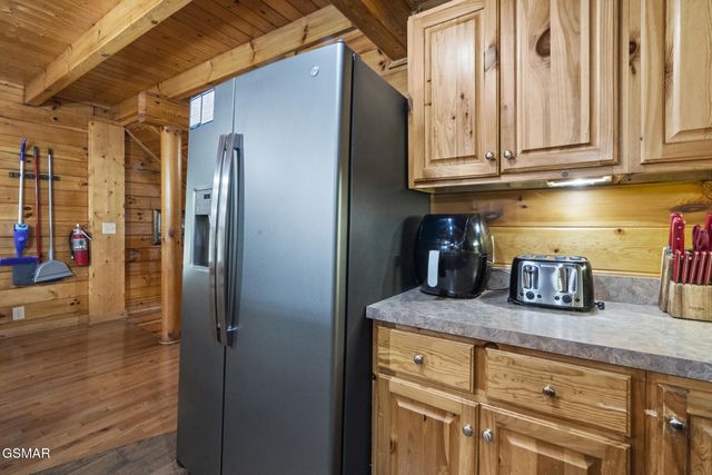 635 Gatlinburg Falls Way, Gatlinburg, TN 37738