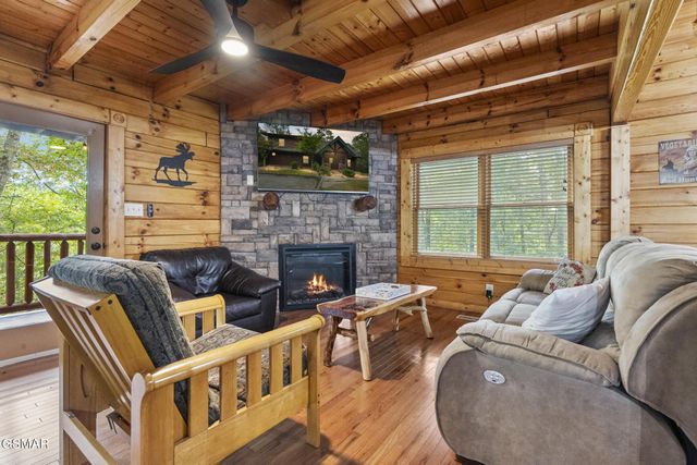 635 Gatlinburg Falls Way, Gatlinburg, TN 37738