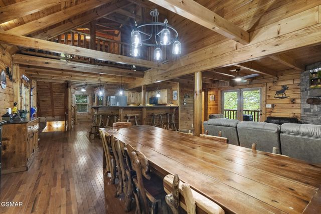 635 Gatlinburg Falls Way, Gatlinburg, TN 37738