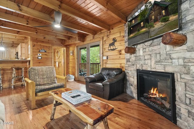635 Gatlinburg Falls Way, Gatlinburg, TN 37738