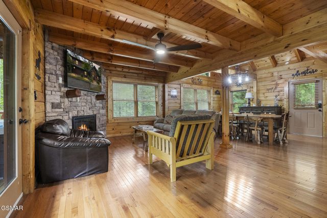 635 Gatlinburg Falls Way, Gatlinburg, TN 37738