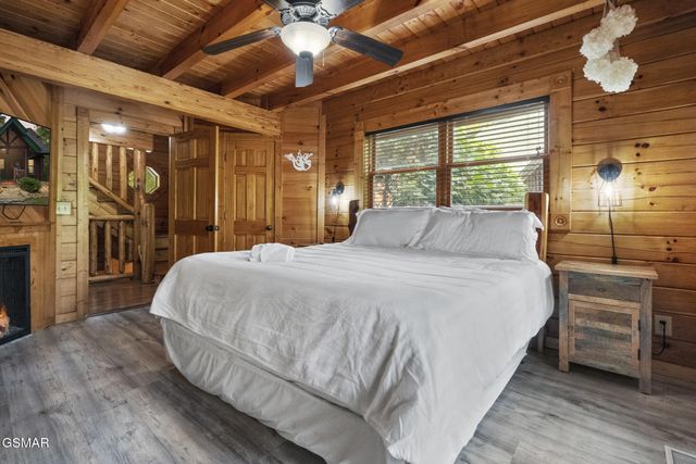 635 Gatlinburg Falls Way, Gatlinburg, TN 37738