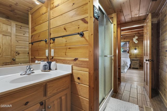635 Gatlinburg Falls Way, Gatlinburg, TN 37738
