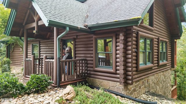 635 Gatlinburg Falls Way, Gatlinburg, TN 37738