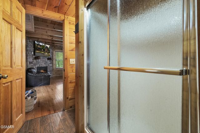 635 Gatlinburg Falls Way, Gatlinburg, TN 37738