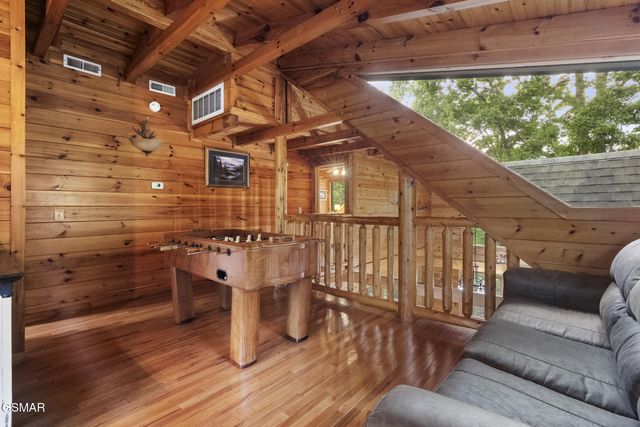 635 Gatlinburg Falls Way, Gatlinburg, TN 37738