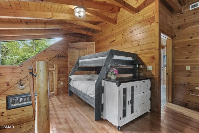 635 Gatlinburg Falls Way, Gatlinburg, TN 37738