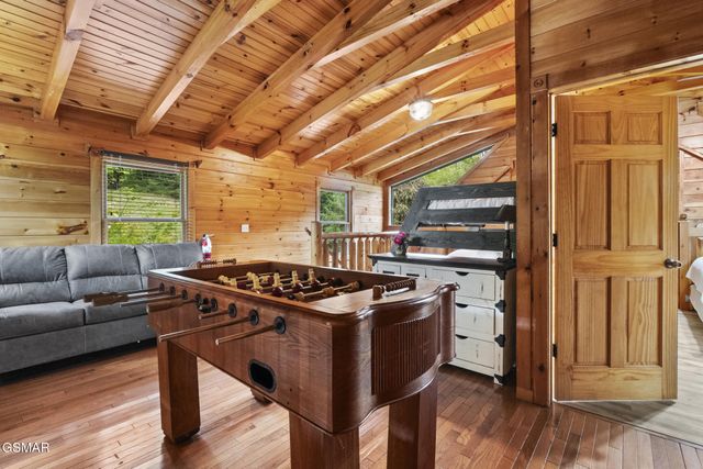 635 Gatlinburg Falls Way, Gatlinburg, TN 37738
