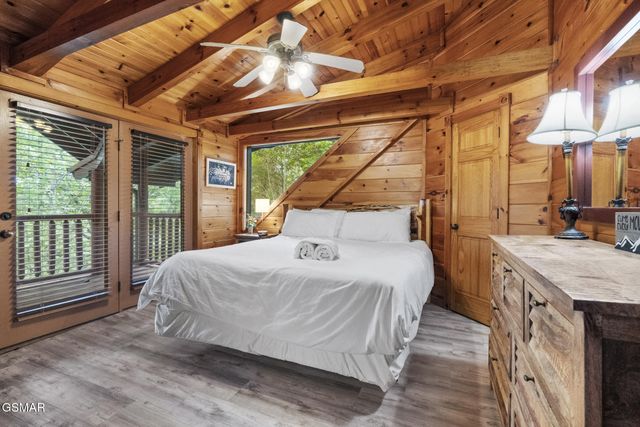 635 Gatlinburg Falls Way, Gatlinburg, TN 37738