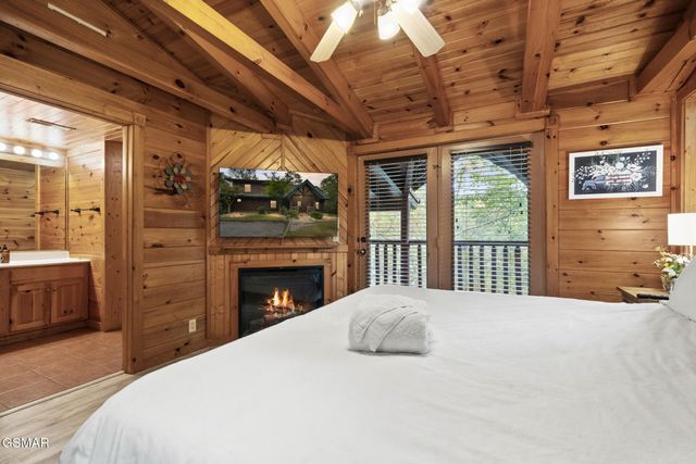 635 Gatlinburg Falls Way, Gatlinburg, TN 37738