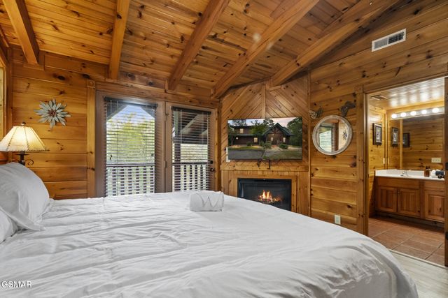 635 Gatlinburg Falls Way, Gatlinburg, TN 37738
