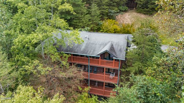 635 Gatlinburg Falls Way, Gatlinburg, TN 37738