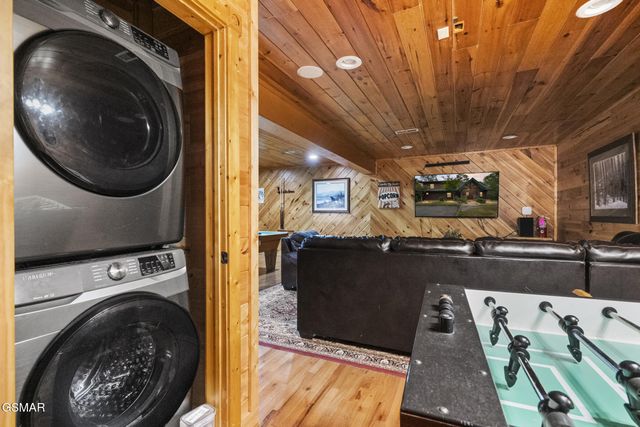 635 Gatlinburg Falls Way, Gatlinburg, TN 37738