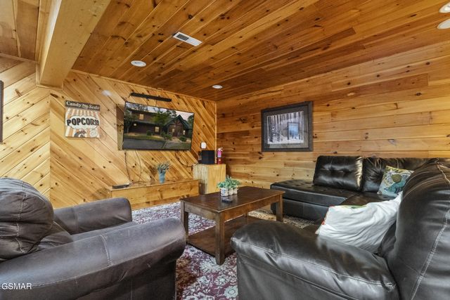 635 Gatlinburg Falls Way, Gatlinburg, TN 37738