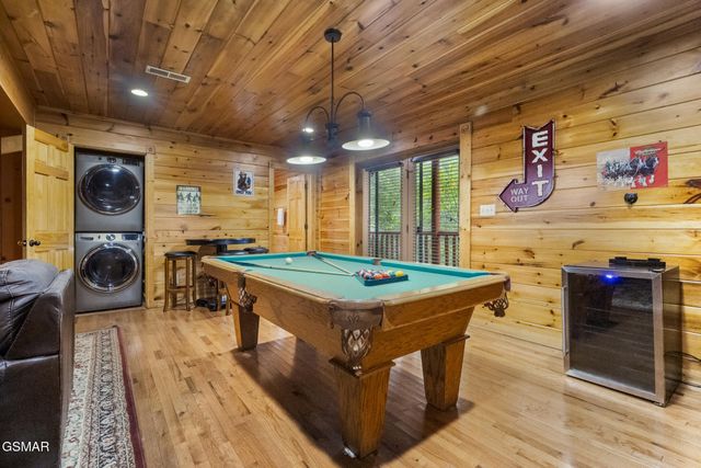 635 Gatlinburg Falls Way, Gatlinburg, TN 37738