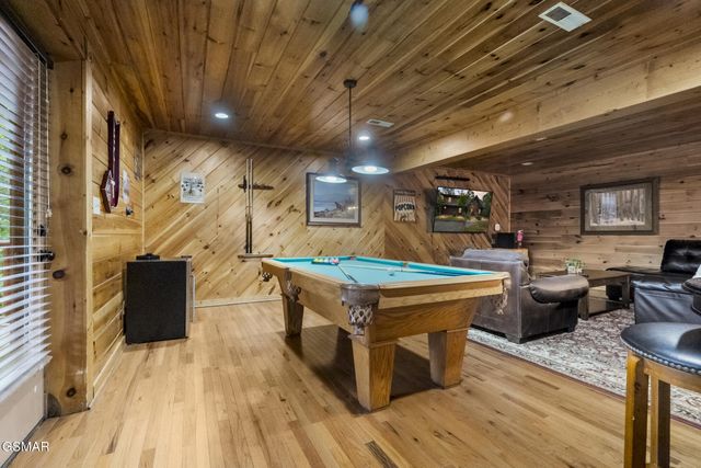 635 Gatlinburg Falls Way, Gatlinburg, TN 37738