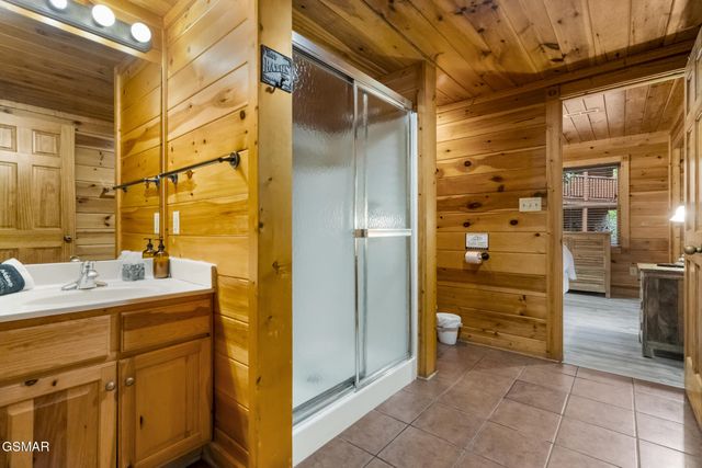 635 Gatlinburg Falls Way, Gatlinburg, TN 37738