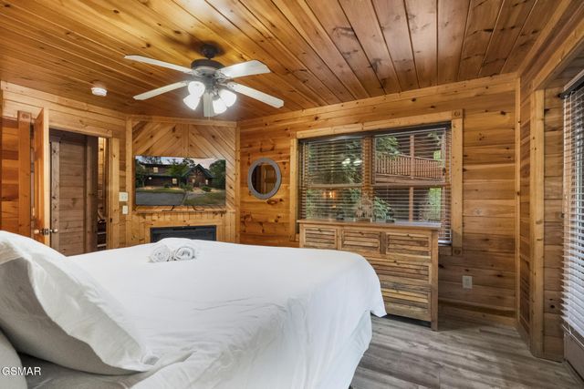 635 Gatlinburg Falls Way, Gatlinburg, TN 37738