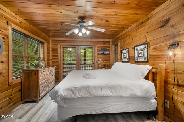 635 Gatlinburg Falls Way, Gatlinburg, TN 37738