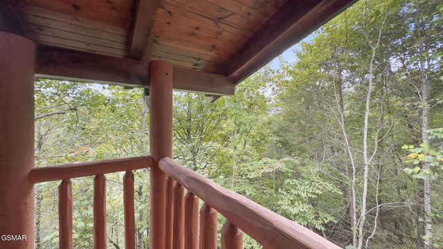 635 Gatlinburg Falls Way, Gatlinburg, TN 37738