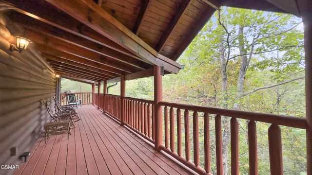 635 Gatlinburg Falls Way, Gatlinburg, TN 37738