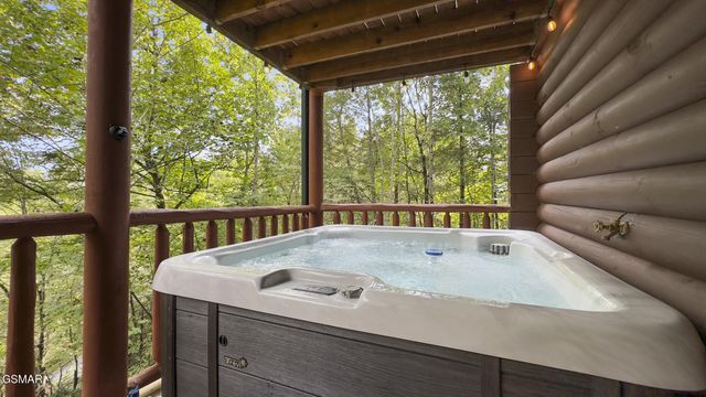 635 Gatlinburg Falls Way, Gatlinburg, TN 37738