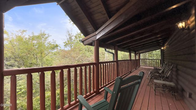 635 Gatlinburg Falls Way, Gatlinburg, TN 37738