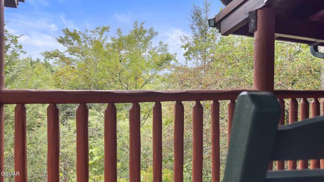 635 Gatlinburg Falls Way, Gatlinburg, TN 37738
