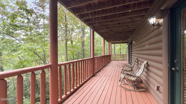 635 Gatlinburg Falls Way, Gatlinburg, TN 37738