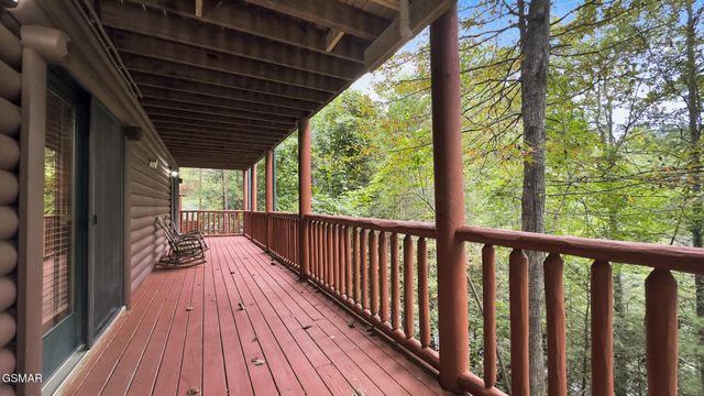 635 Gatlinburg Falls Way, Gatlinburg, TN 37738