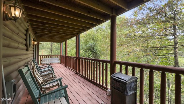 635 Gatlinburg Falls Way, Gatlinburg, TN 37738