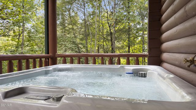 635 Gatlinburg Falls Way, Gatlinburg, TN 37738