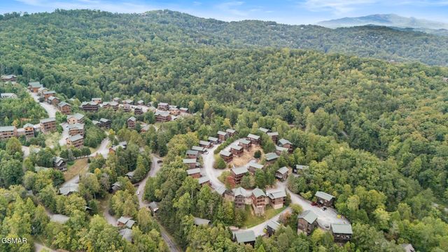 635 Gatlinburg Falls Way, Gatlinburg, TN 37738