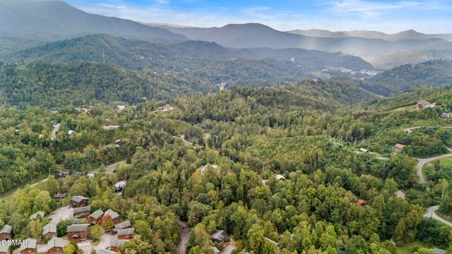 635 Gatlinburg Falls Way, Gatlinburg, TN 37738