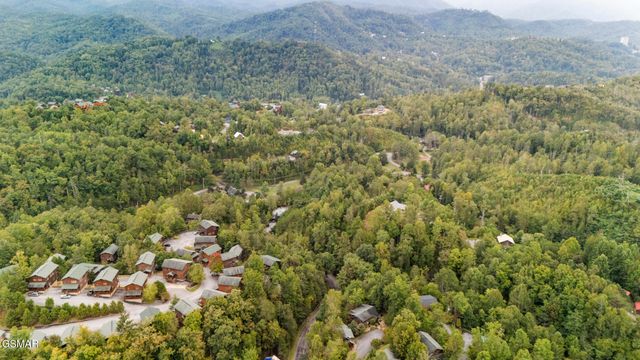 635 Gatlinburg Falls Way, Gatlinburg, TN 37738