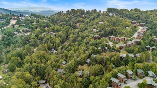 635 Gatlinburg Falls Way, Gatlinburg, TN 37738