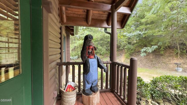 635 Gatlinburg Falls Way, Gatlinburg, TN 37738