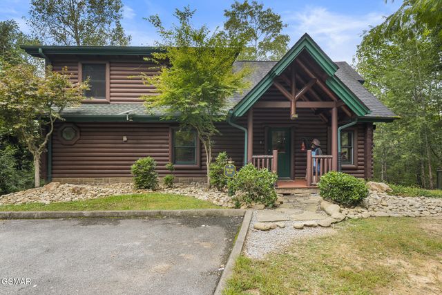 635 Gatlinburg Falls Way, Gatlinburg, TN 37738