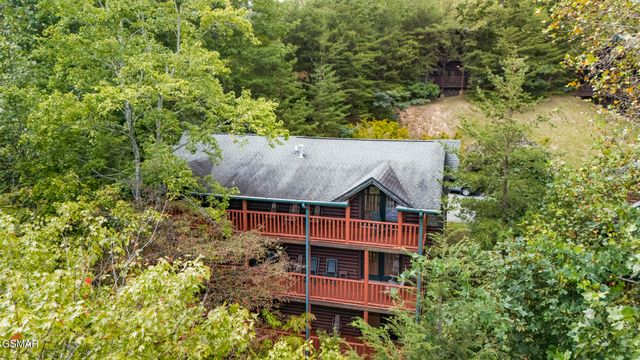 635 Gatlinburg Falls Way, Gatlinburg, TN 37738