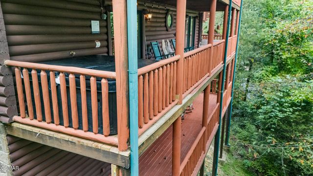 635 Gatlinburg Falls Way, Gatlinburg, TN 37738