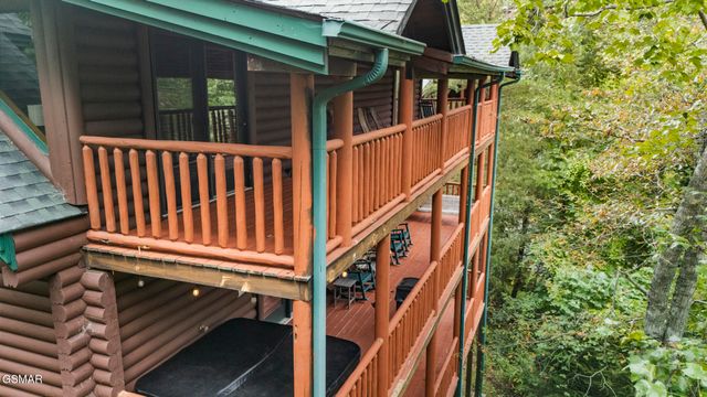 635 Gatlinburg Falls Way, Gatlinburg, TN 37738