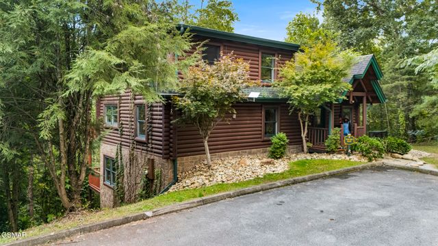 635 Gatlinburg Falls Way, Gatlinburg, TN 37738
