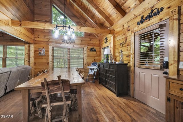 635 Gatlinburg Falls Way, Gatlinburg, TN 37738