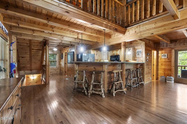 635 Gatlinburg Falls Way, Gatlinburg, TN 37738