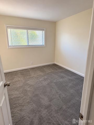 10 Comstock Road, Edison, NJ 08817