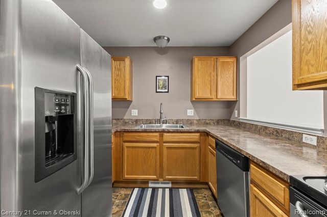 1095 Beaver Run, Troy, MI 48083