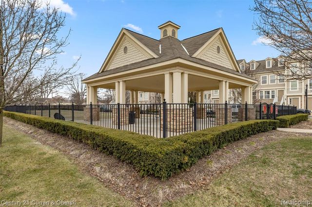 1095 Beaver Run, Troy, MI 48083