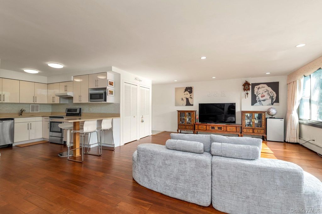 10-10 166 Street 6D, Beechhurst, NY 11357 — photo 2
