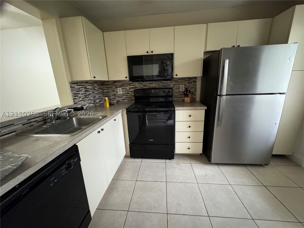 7760 NW 50th St 107, Lauderhill, FL 33351